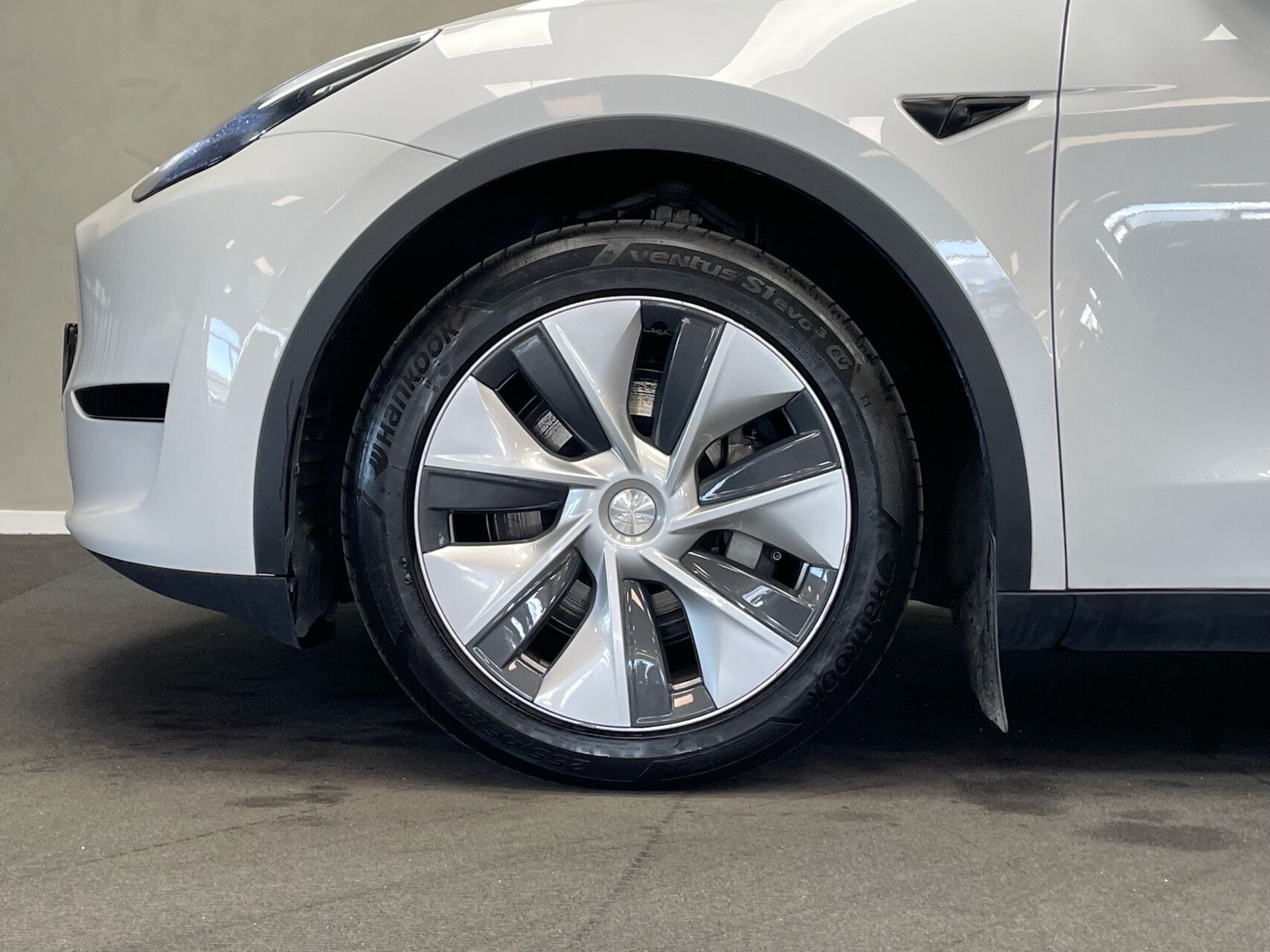 Hvid Tesla Model Y fra 2022