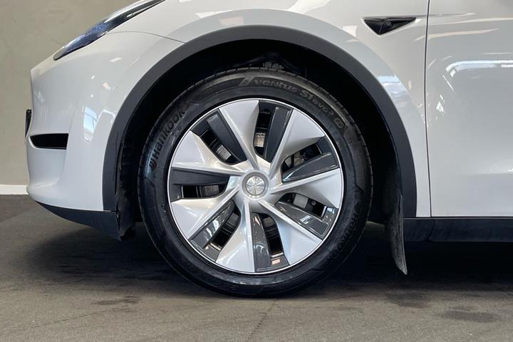 Hvid Tesla Model Y fra 2022