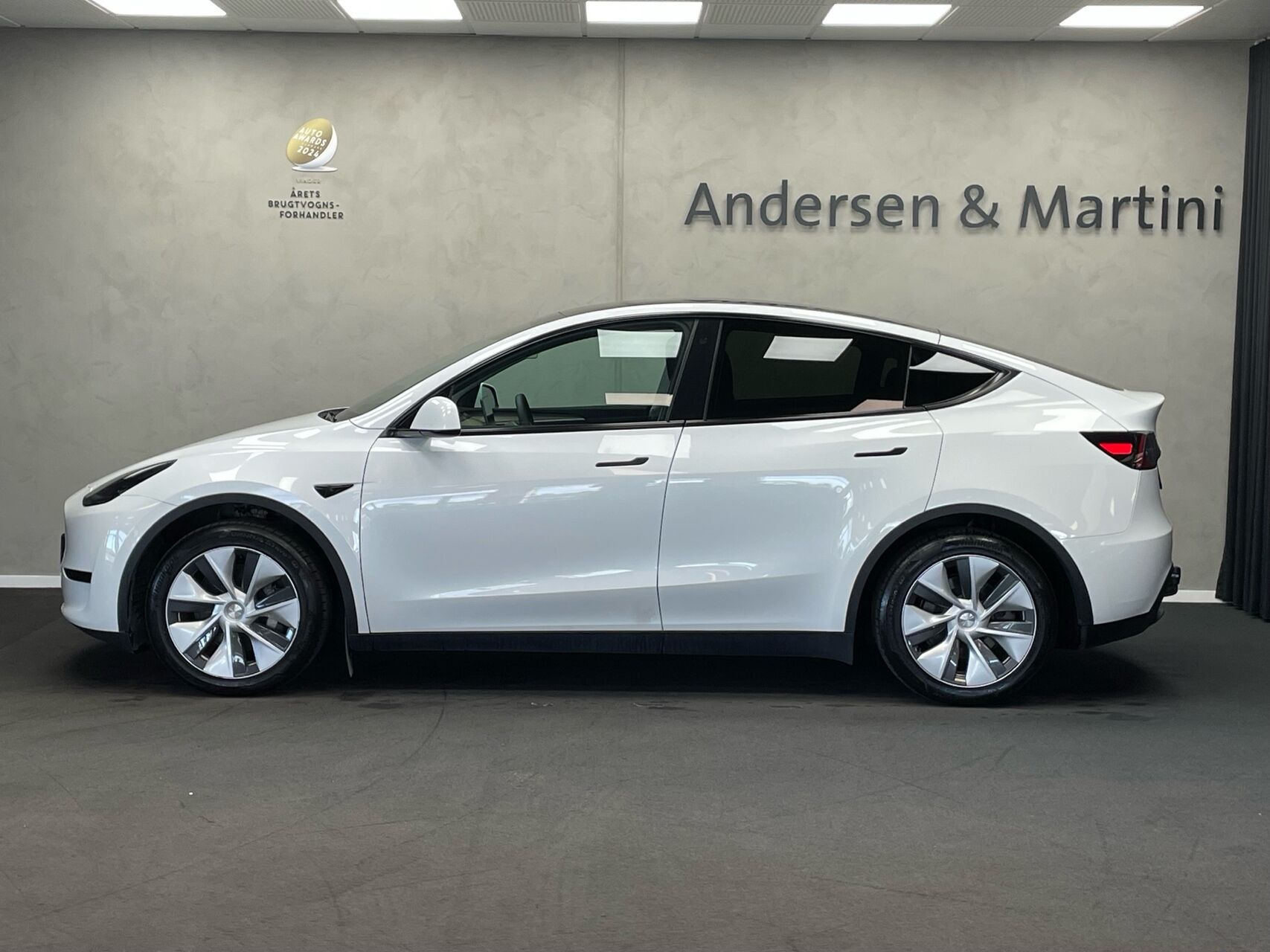 Hvid Tesla Model Y fra 2022