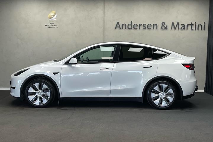 Hvid Tesla Model Y fra 2022