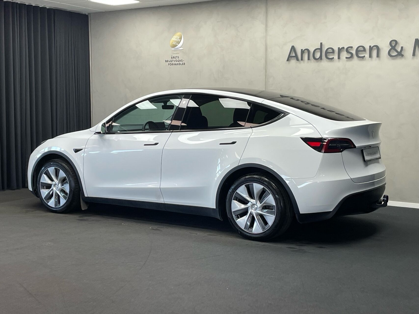 Hvid Tesla Model Y fra 2022