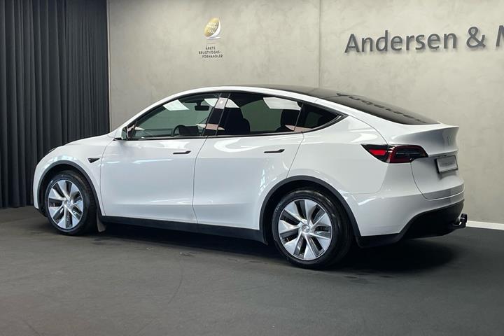 Hvid Tesla Model Y fra 2022