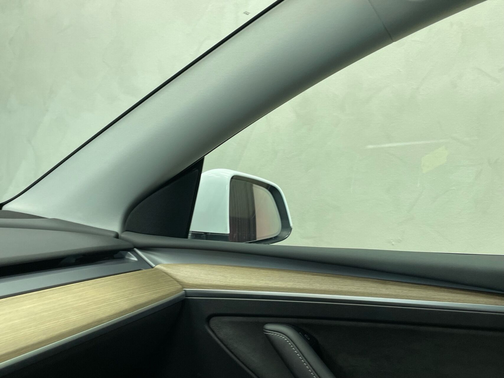 Hvid Tesla Model Y fra 2022