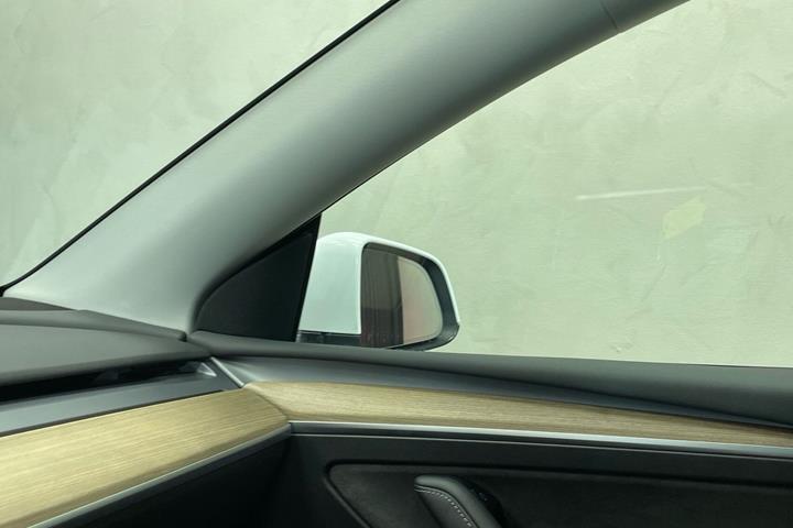 Hvid Tesla Model Y fra 2022