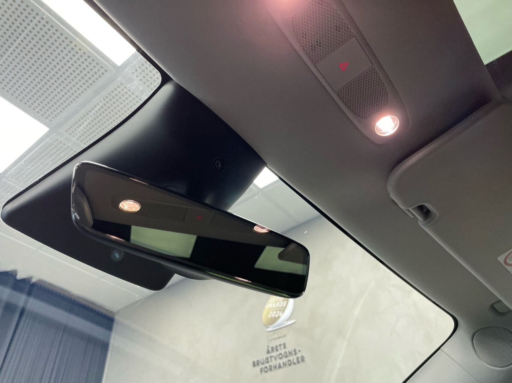 Hvid Tesla Model Y fra 2022