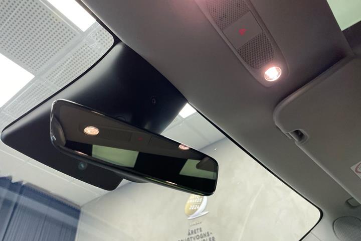 Hvid Tesla Model Y fra 2022
