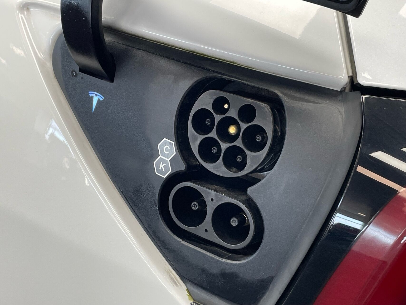 Hvid Tesla Model Y fra 2022