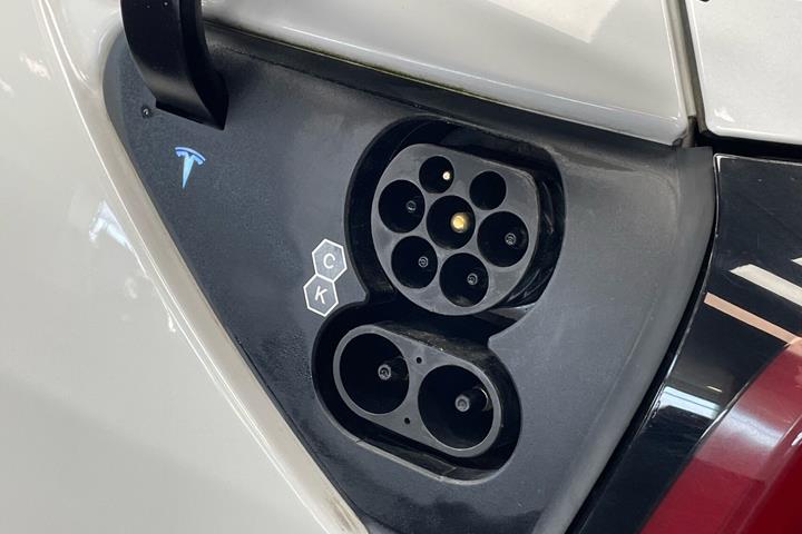 Hvid Tesla Model Y fra 2022
