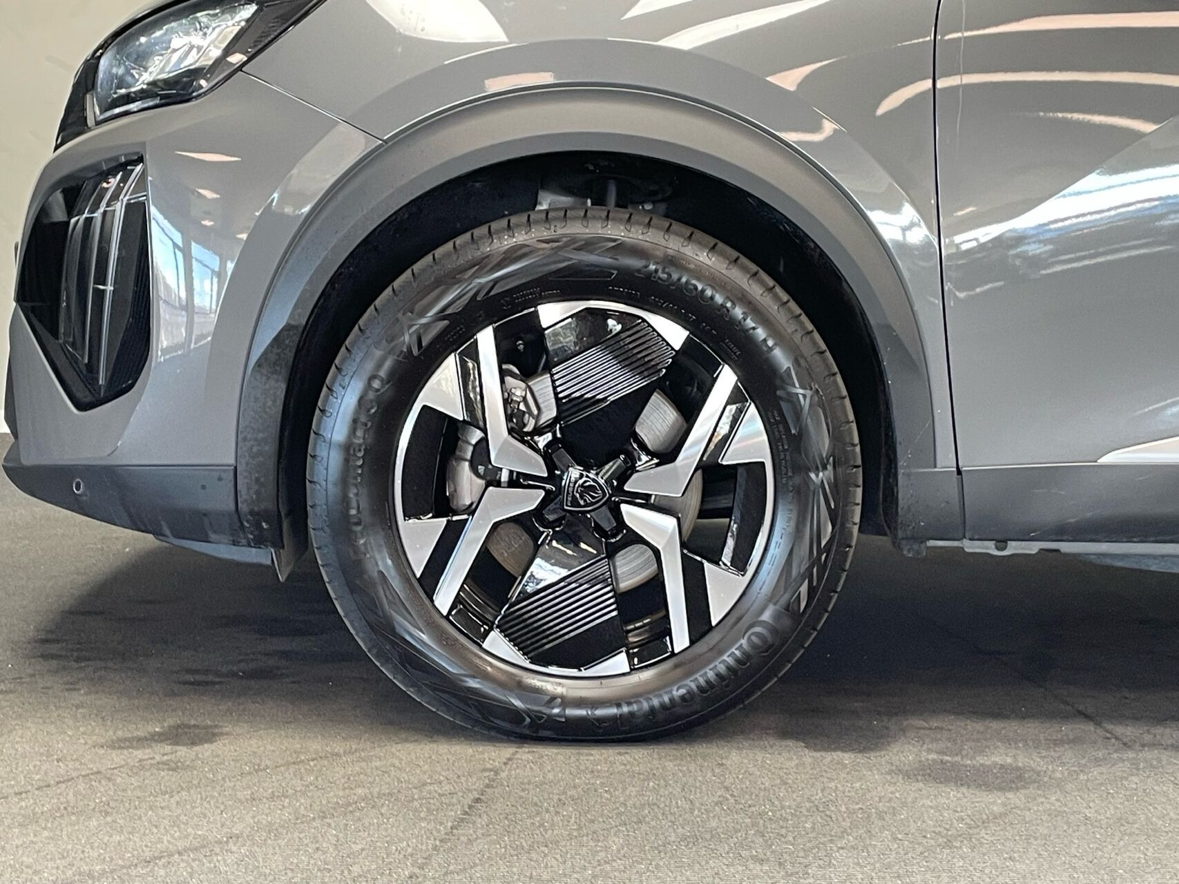 Grå Peugeot e-2008 fra 2025