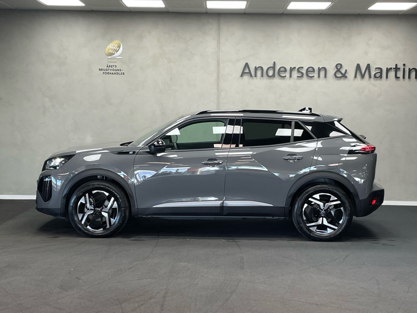 Grå Peugeot e-2008 fra 2025