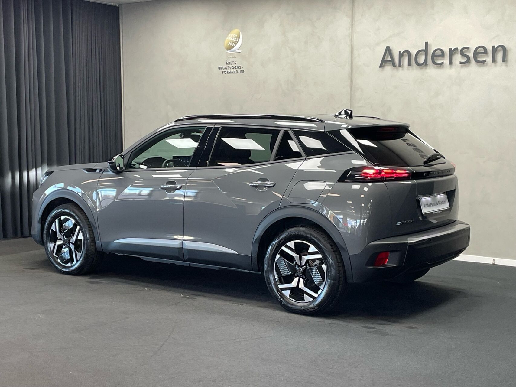 Grå Peugeot e-2008 fra 2025