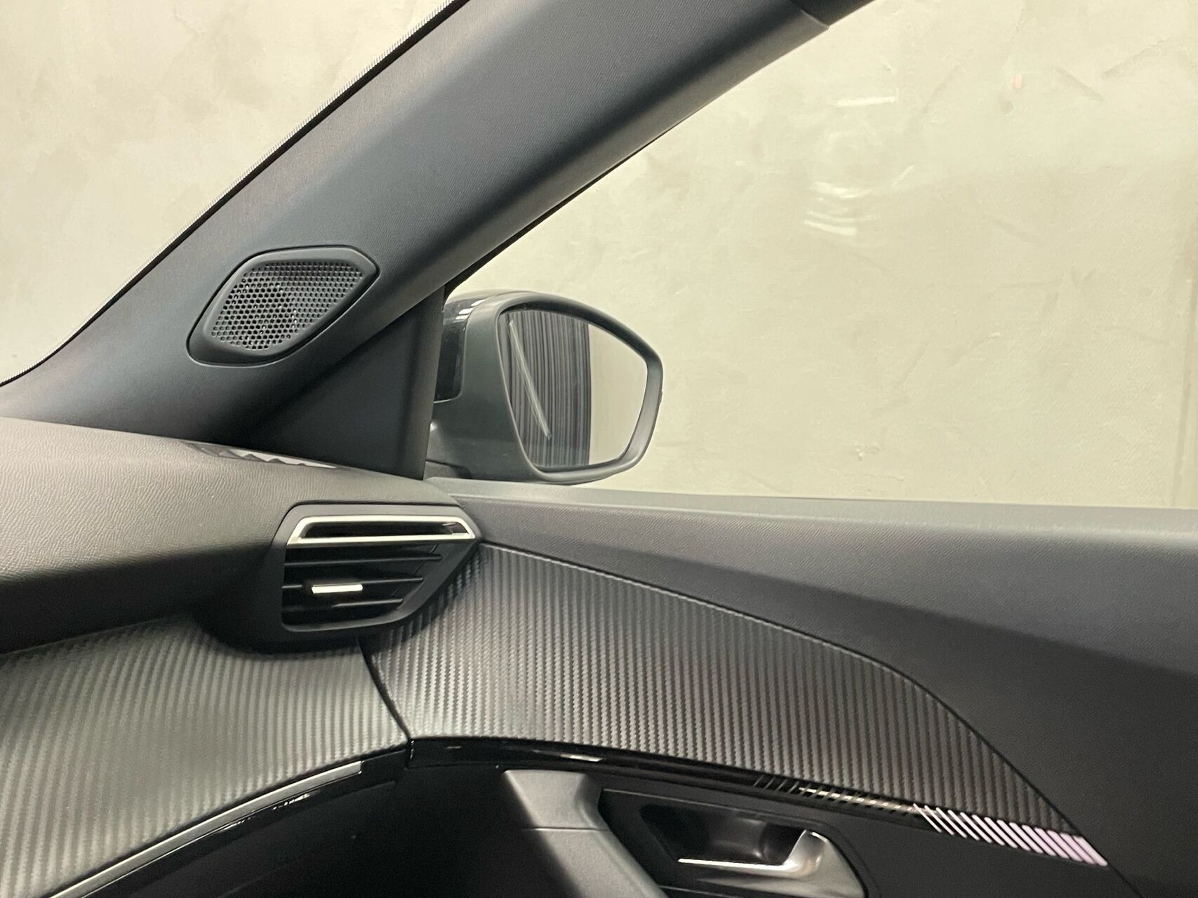 Grå Peugeot e-2008 fra 2025