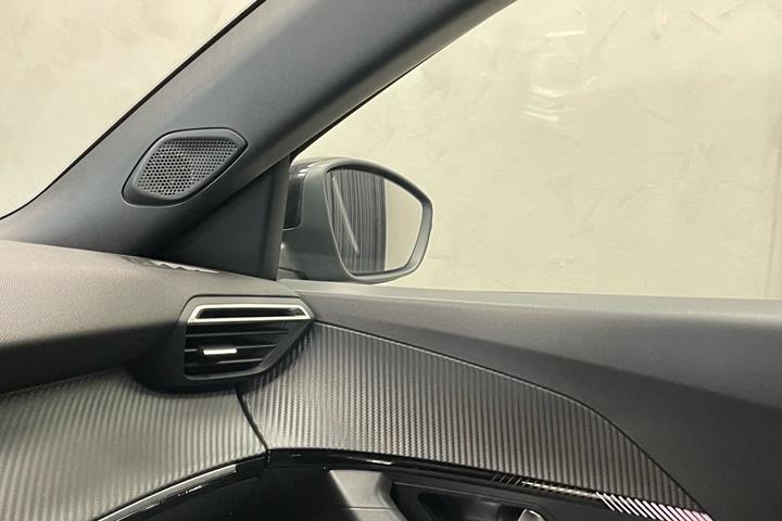 Grå Peugeot e-2008 fra 2025