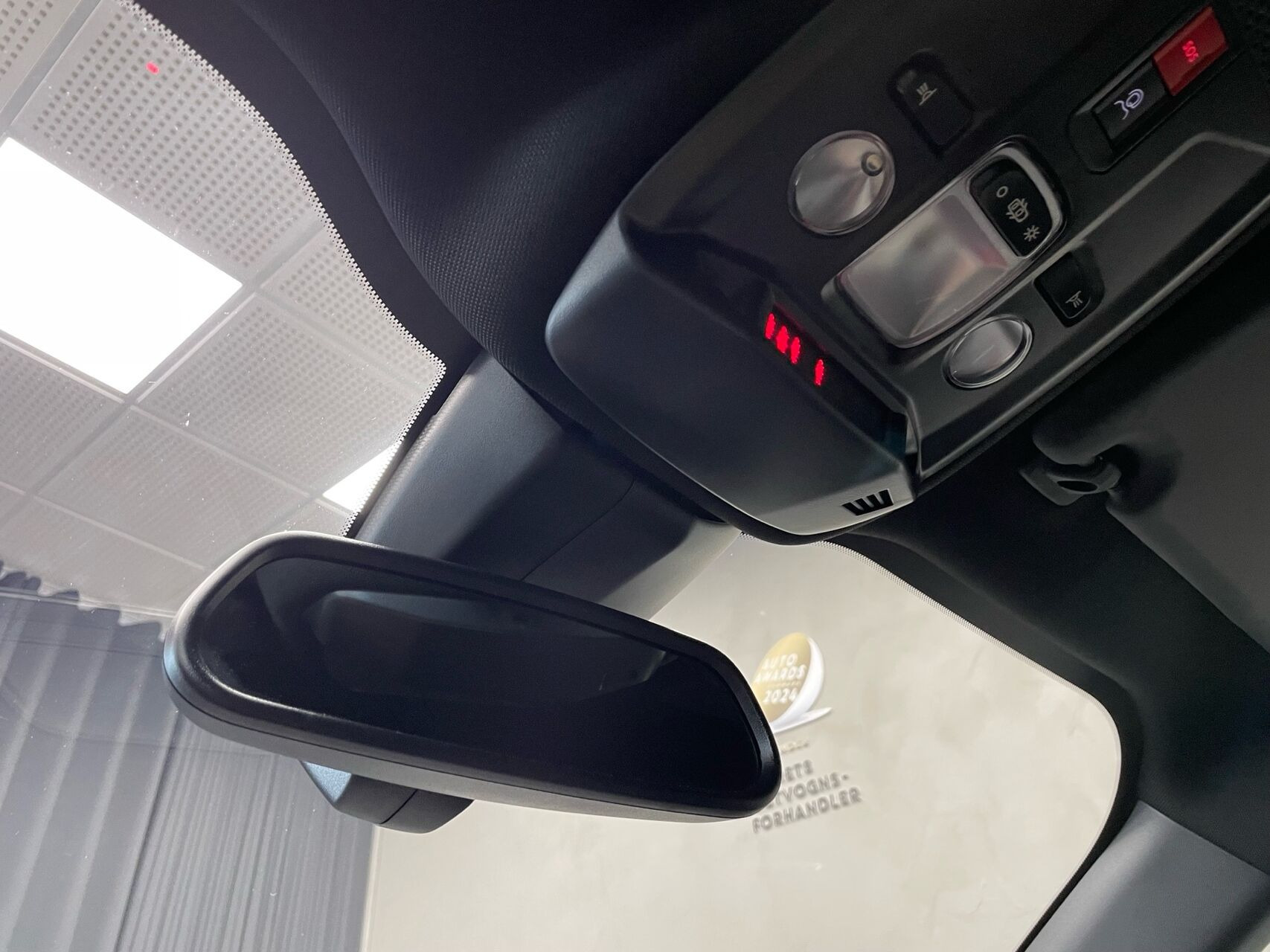 Grå Peugeot e-2008 fra 2025