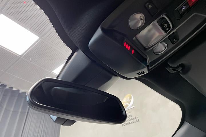 Grå Peugeot e-2008 fra 2025