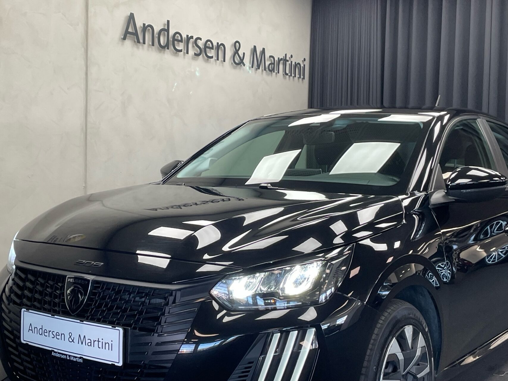 Sort Peugeot e-208 fra 2025