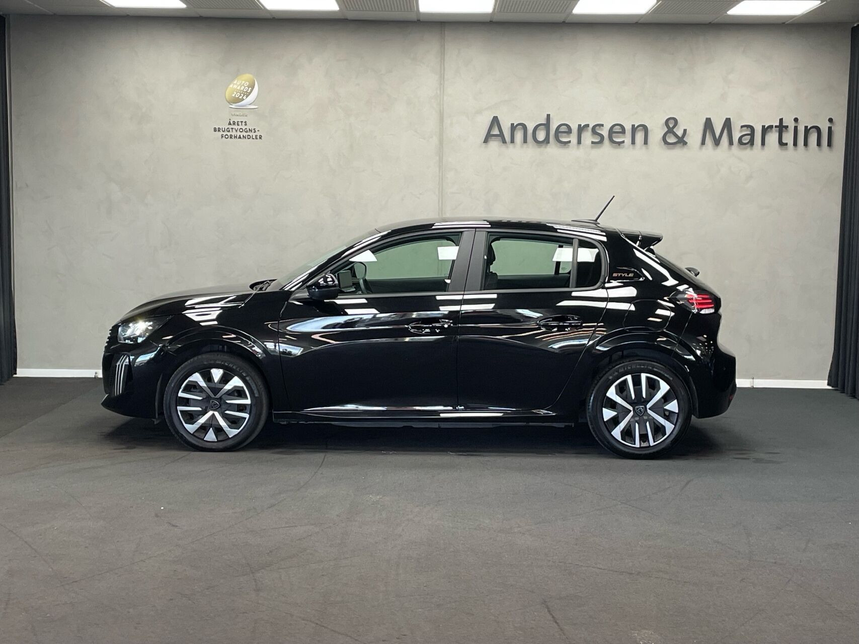 Sort Peugeot e-208 fra 2025