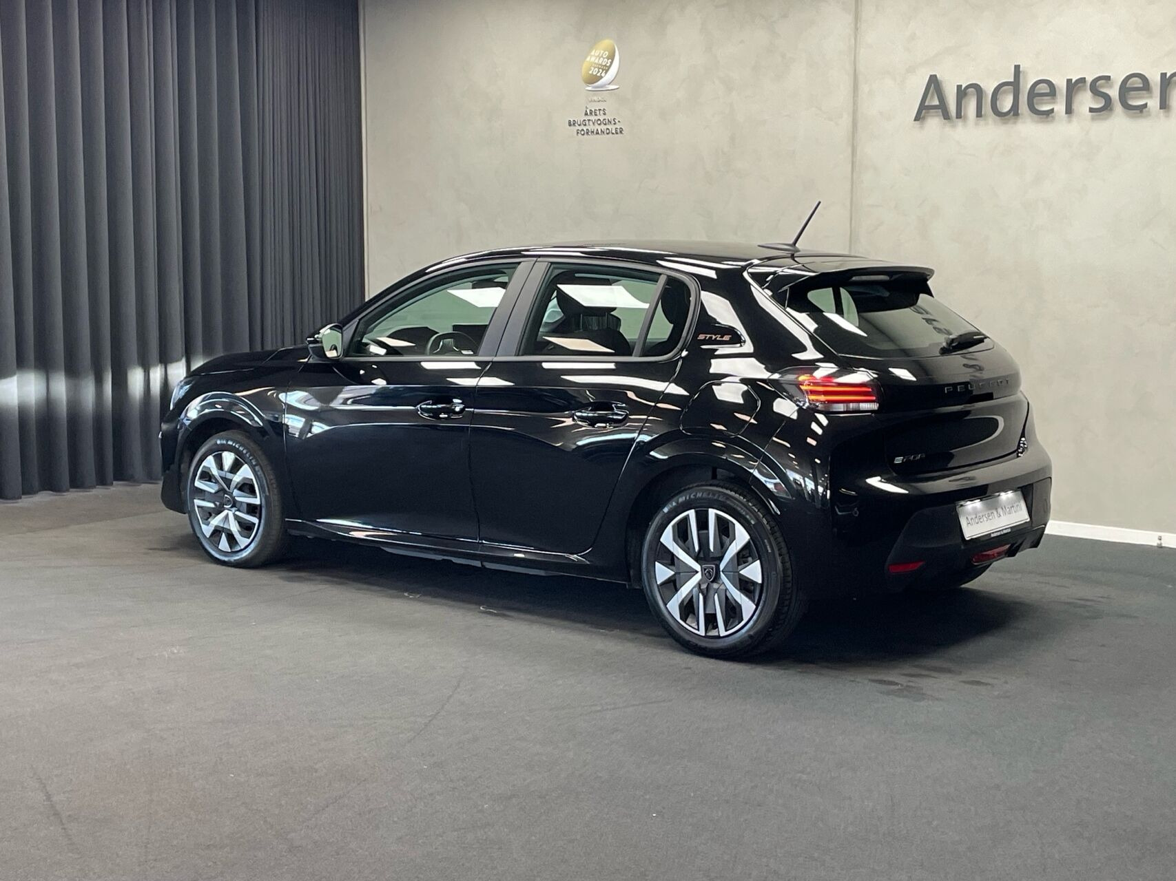 Sort Peugeot e-208 fra 2025