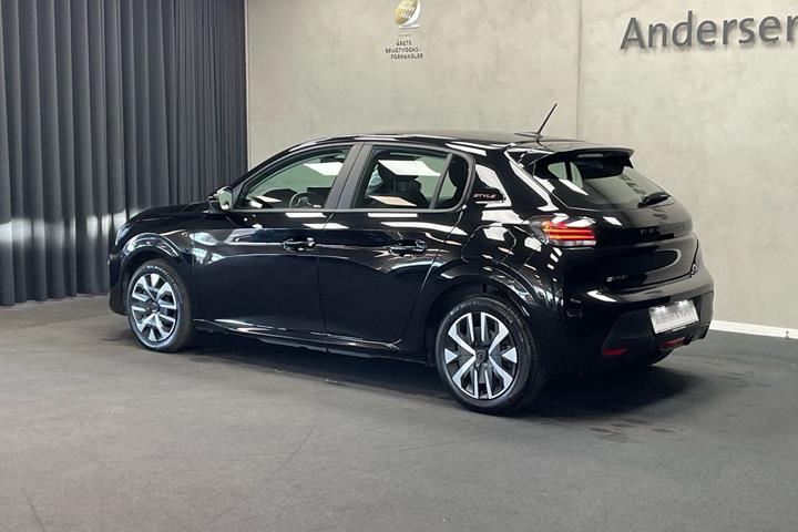 Sort Peugeot e-208 fra 2025