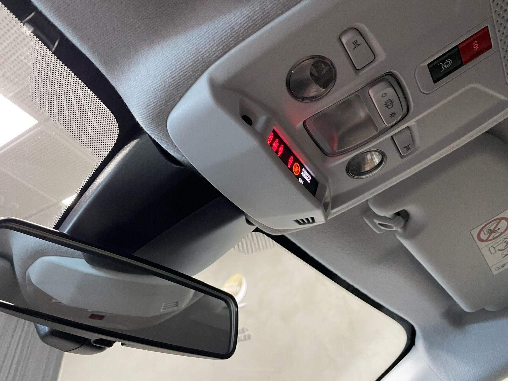 Sort Peugeot e-208 fra 2025