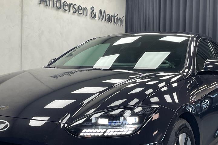 Blå Hyundai Ioniq 6 fra 2023