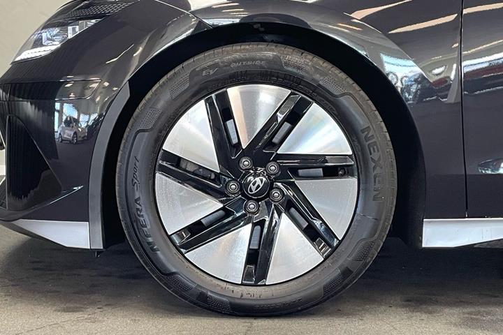 Blå Hyundai Ioniq 6 fra 2023
