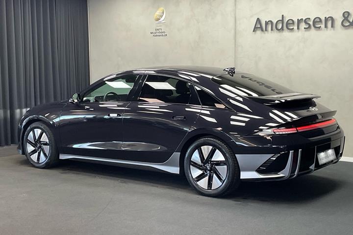 Blå Hyundai Ioniq 6 fra 2023