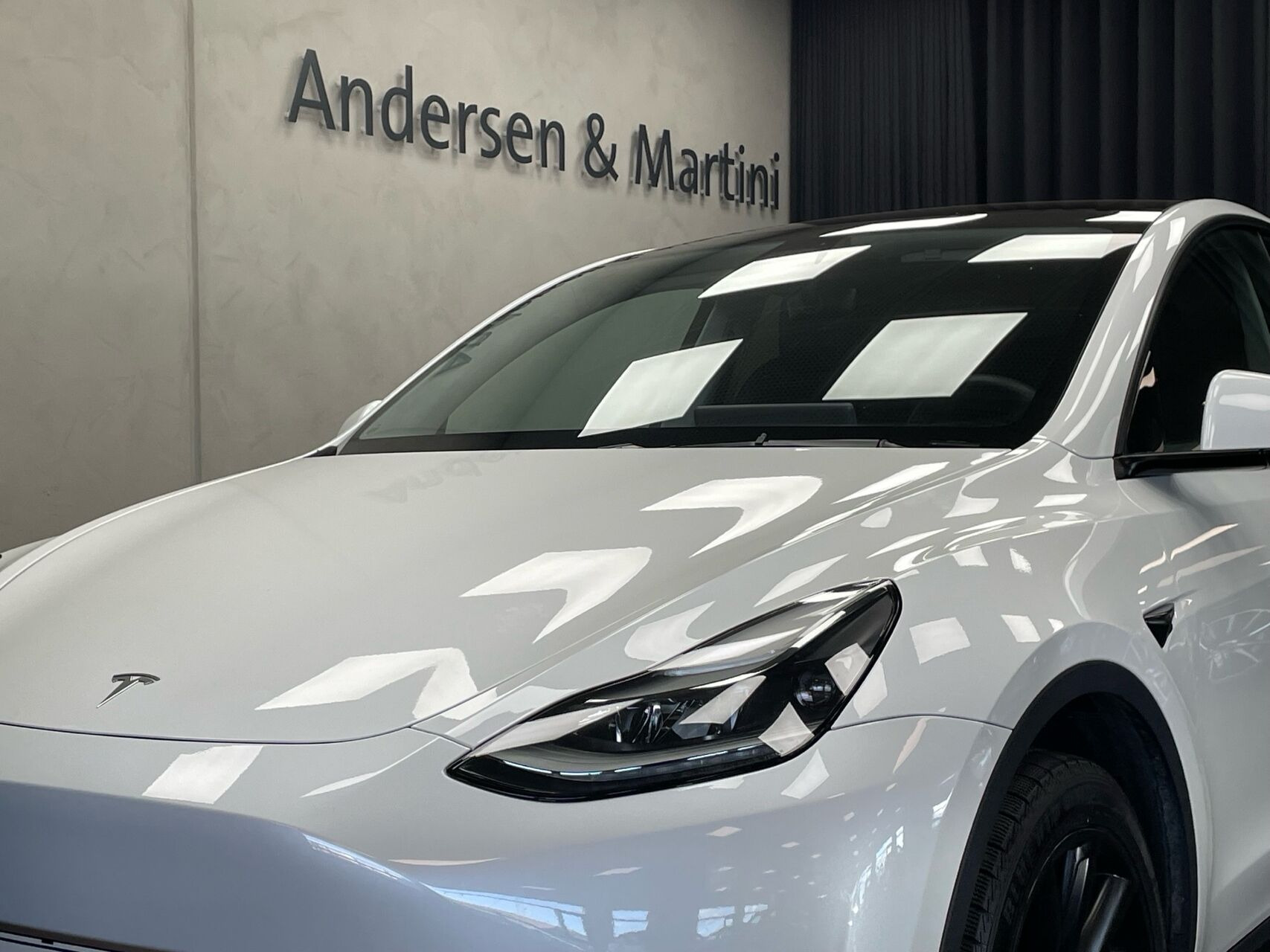 Hvid Tesla Model Y fra 2022