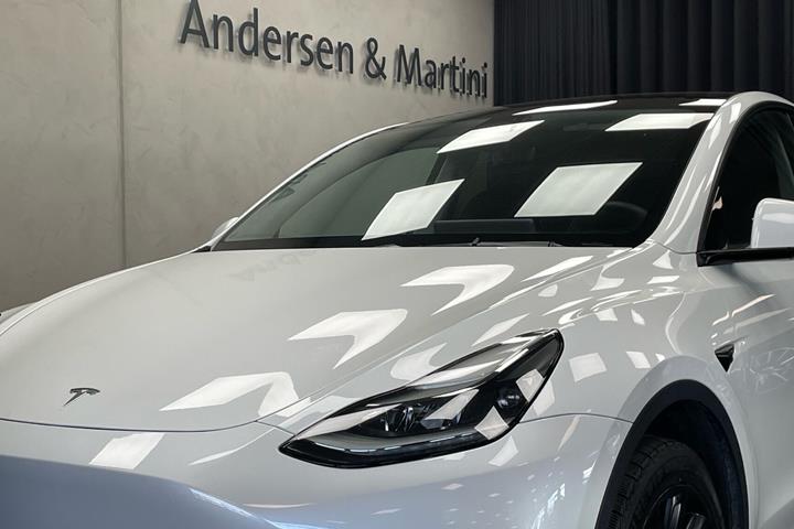Hvid Tesla Model Y fra 2022