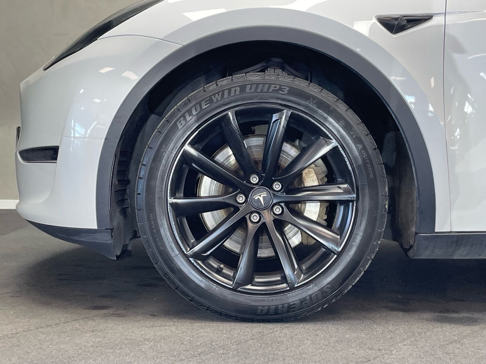 Hvid Tesla Model Y fra 2022