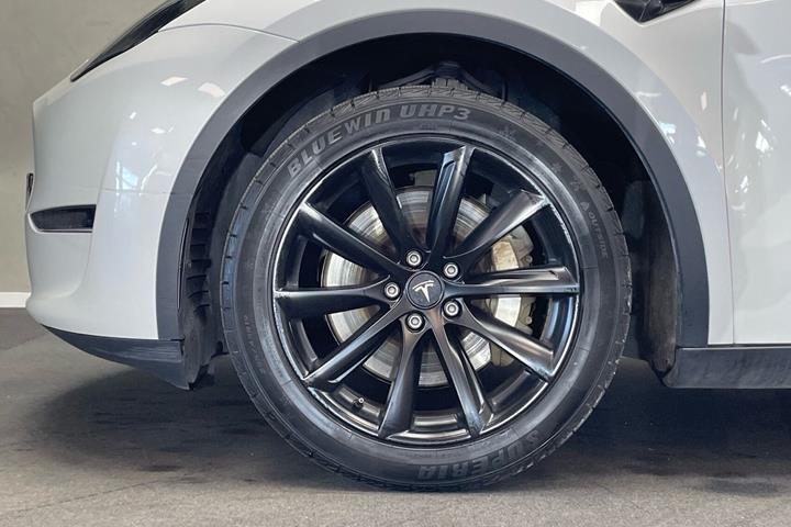 Hvid Tesla Model Y fra 2022