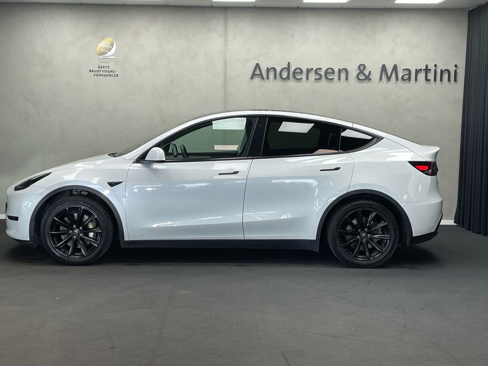 Hvid Tesla Model Y fra 2022