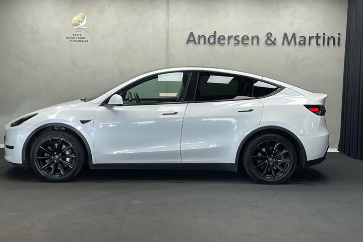 Hvid Tesla Model Y fra 2022