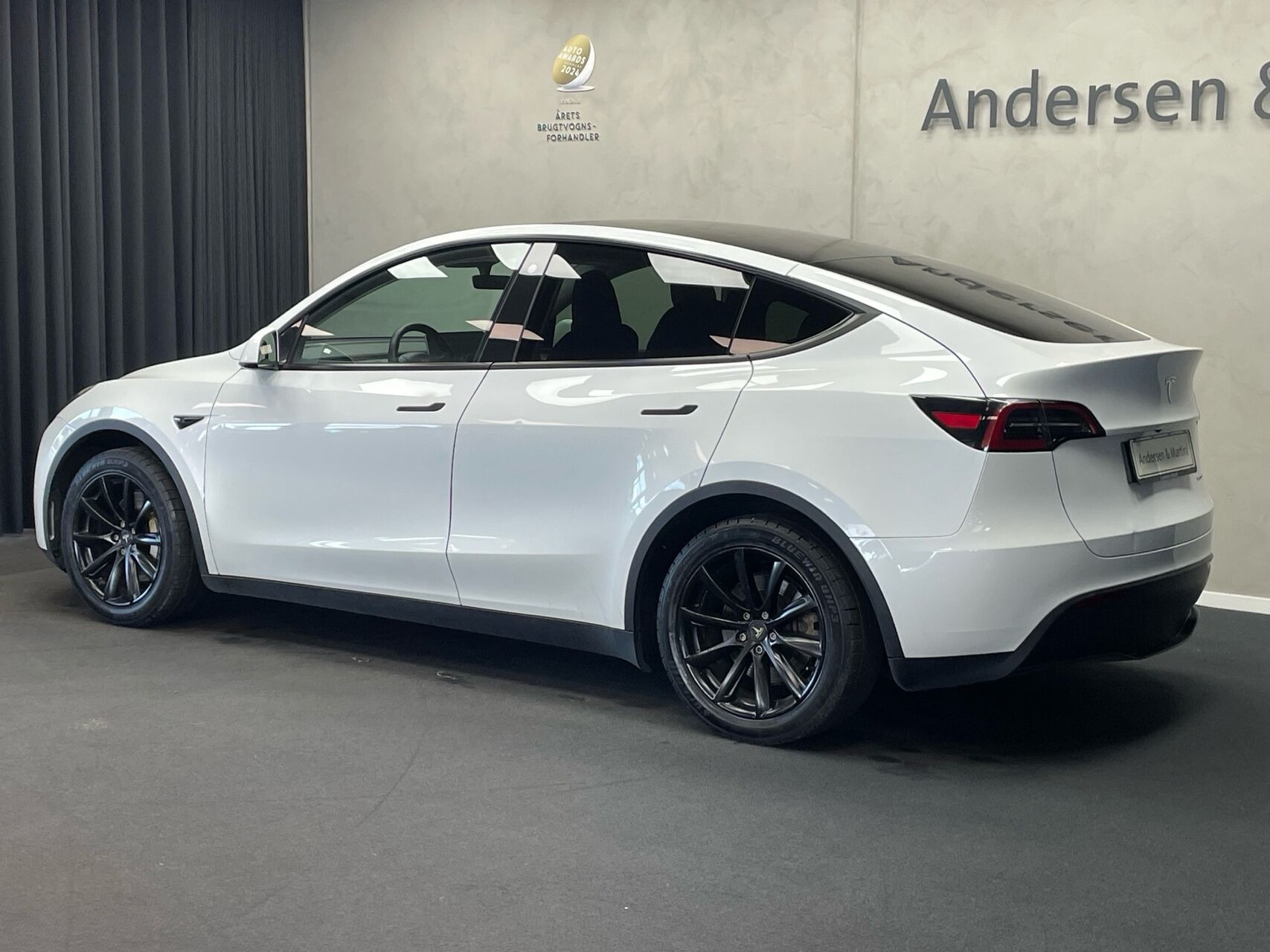 Hvid Tesla Model Y fra 2022