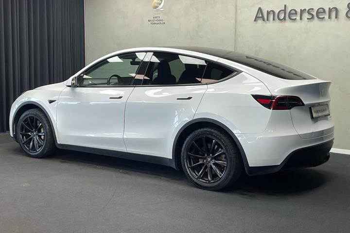 Hvid Tesla Model Y fra 2022
