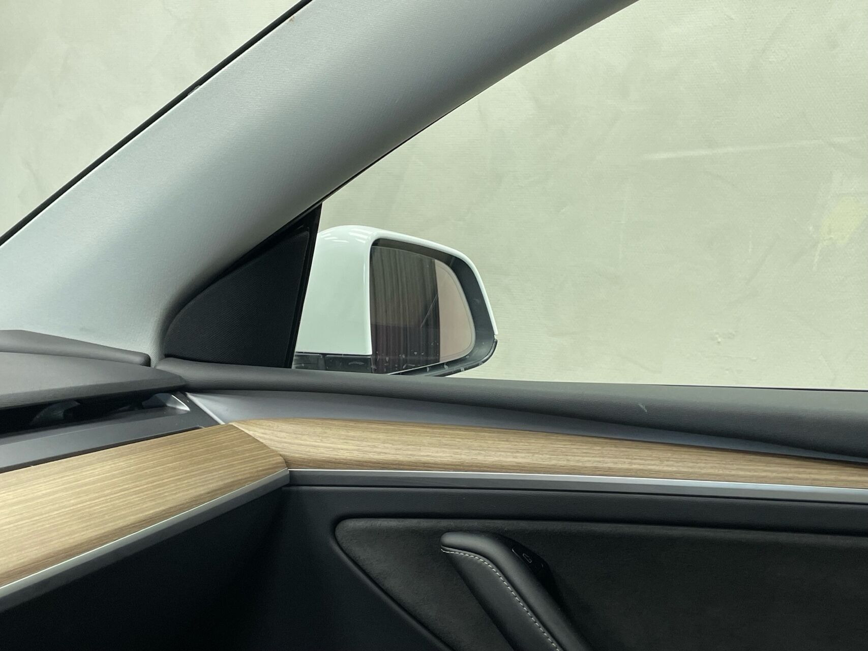 Hvid Tesla Model Y fra 2022