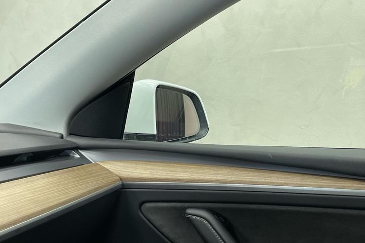 Hvid Tesla Model Y fra 2022