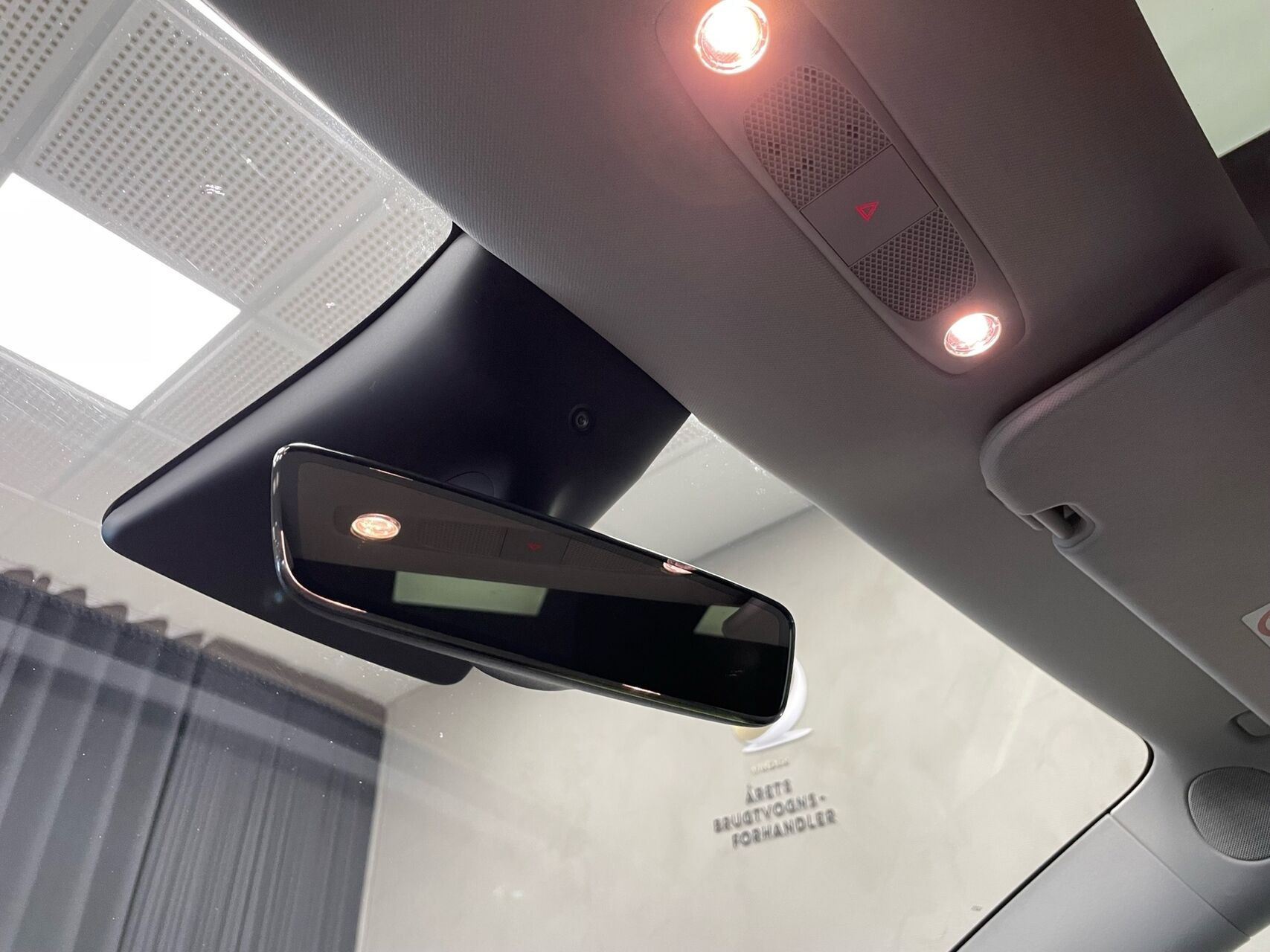 Hvid Tesla Model Y fra 2022