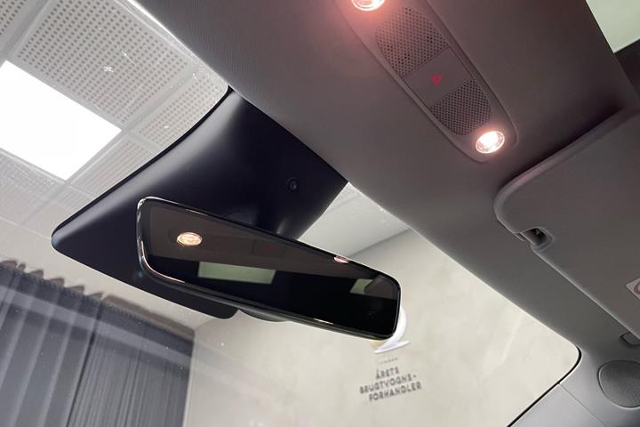 Hvid Tesla Model Y fra 2022