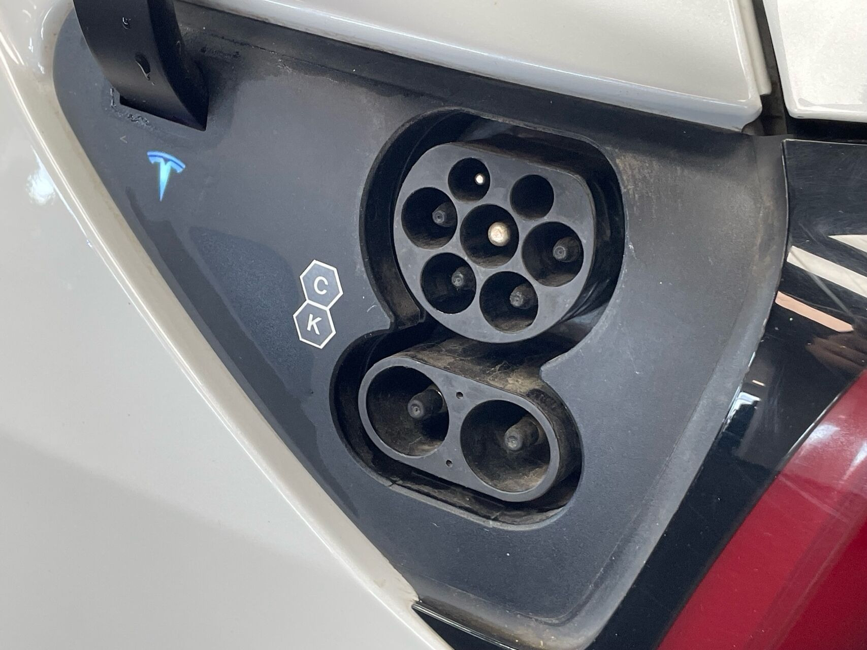 Hvid Tesla Model Y fra 2022