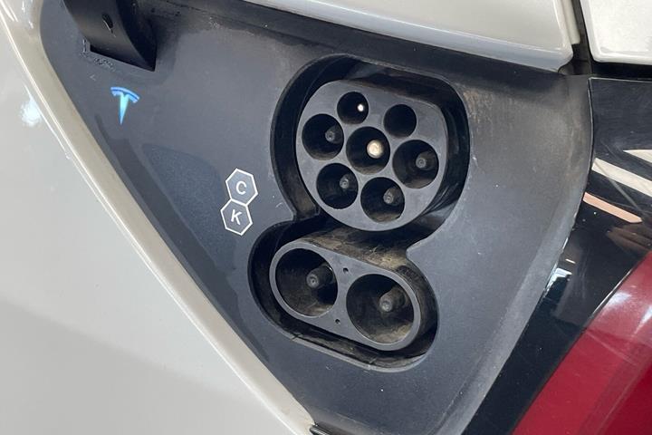 Hvid Tesla Model Y fra 2022