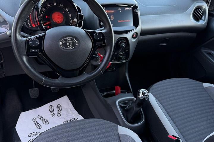 Grå Toyota Aygo fra 2019