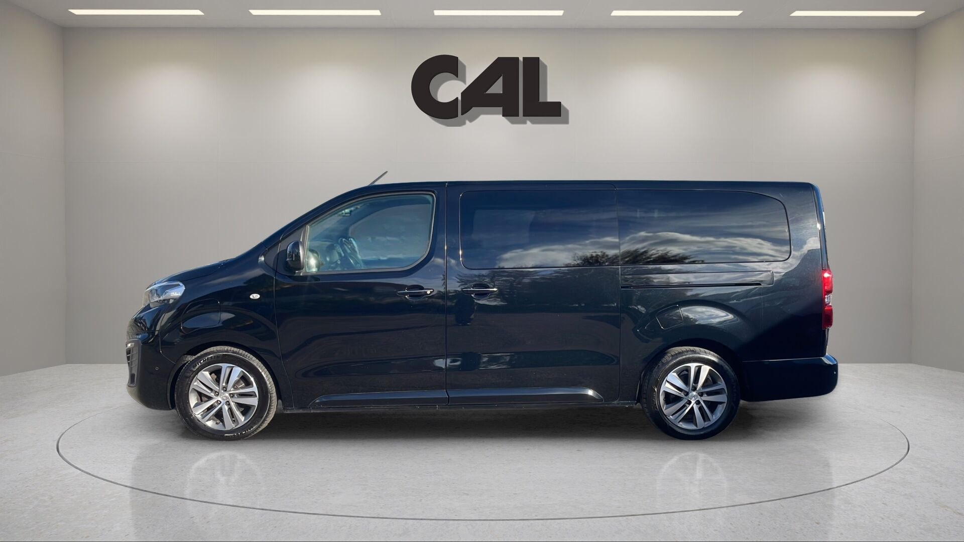 Sort Peugeot e-Traveller fra 2021