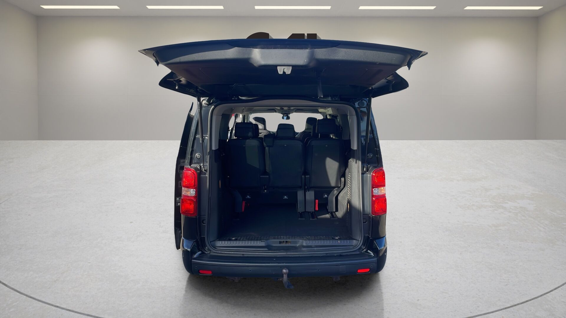 Sort Peugeot e-Traveller fra 2021