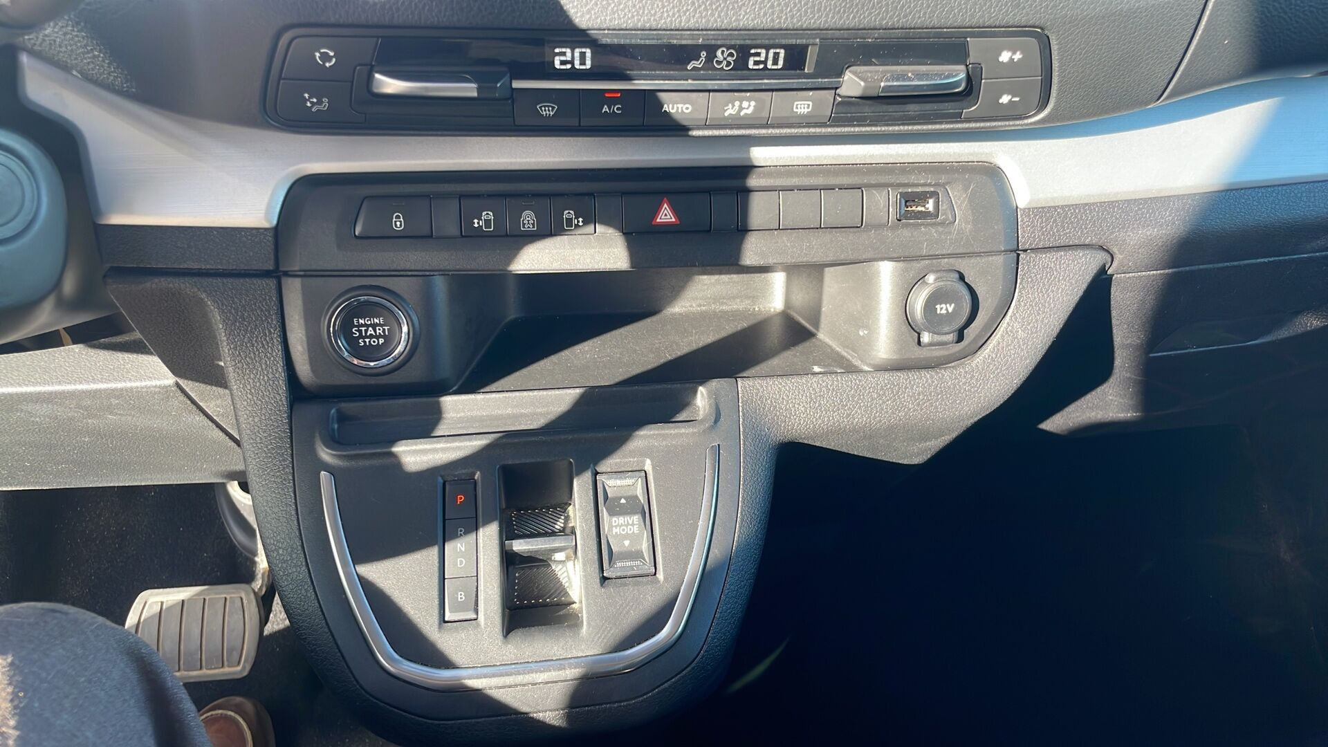 Sort Peugeot e-Traveller fra 2021