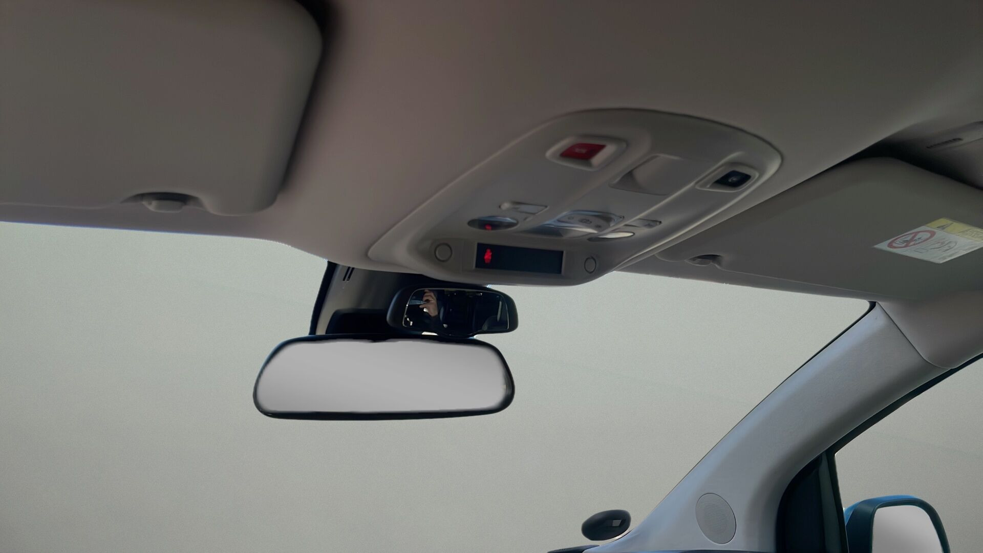 Sort Peugeot e-Traveller fra 2021