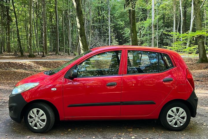 Rød Hyundai i10 fra 2012