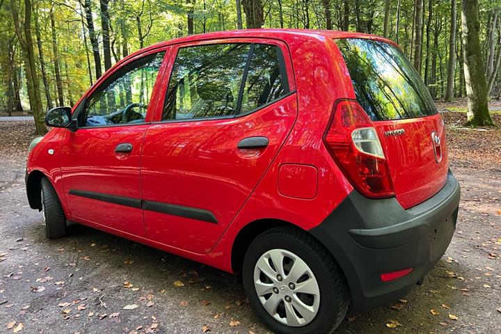 Rød Hyundai i10 fra 2012