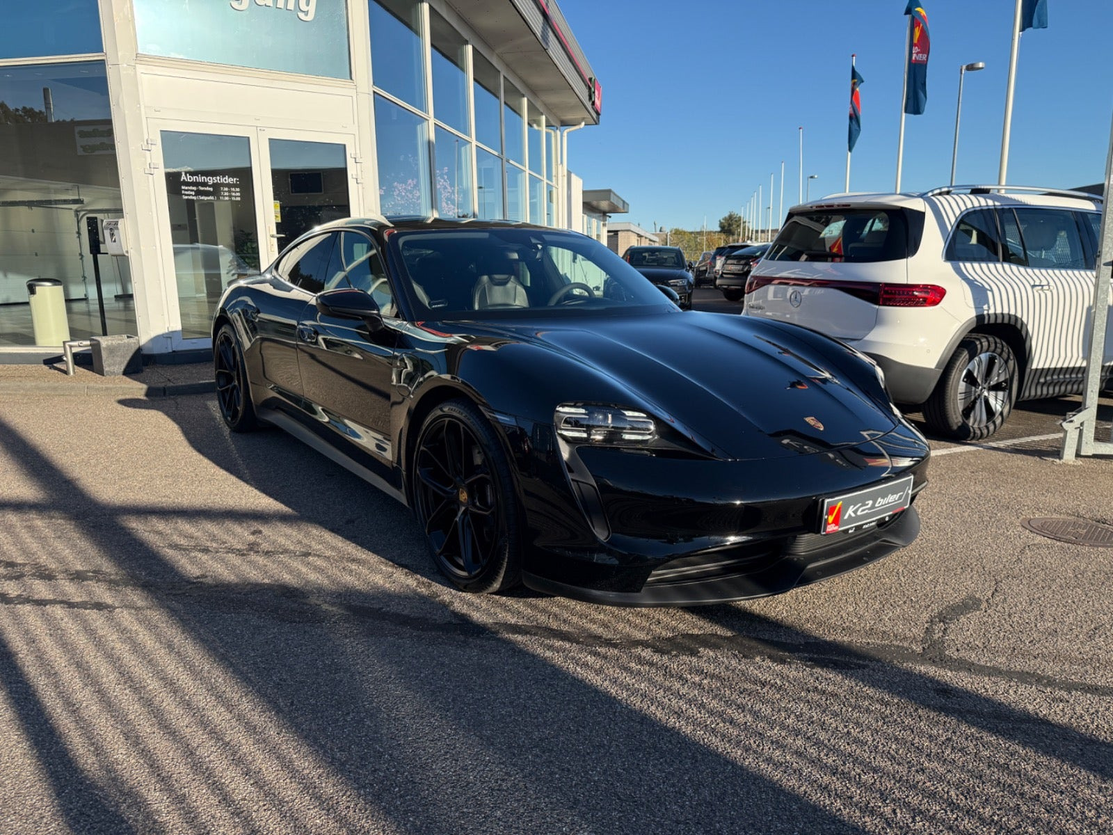Sort Porsche Taycan fra 2021