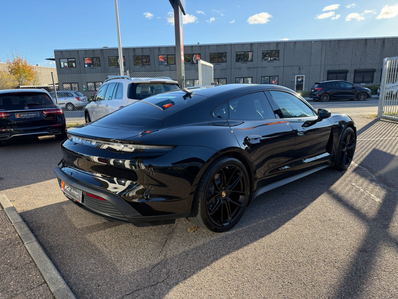Sort Porsche Taycan fra 2021